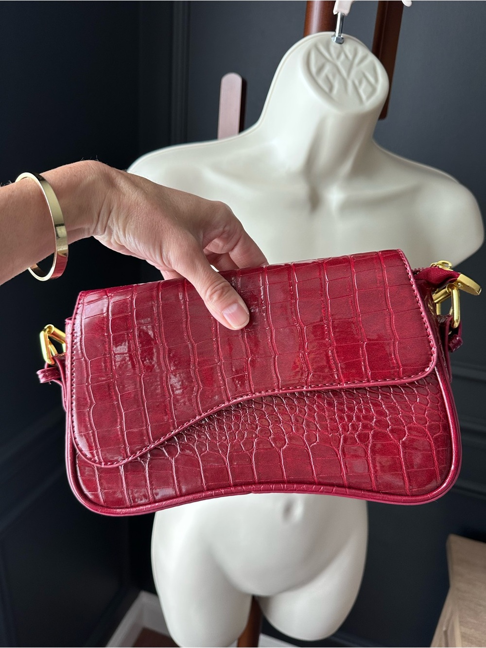 Red Croc-Embossed Women’s Shoulder Bag - Designer Style Faux Leather